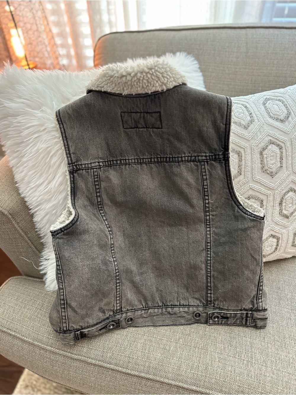 Hudson Jeans Gray Sherpa-Lined Denim Vest with White Faux-Shearling Collar - Picture 3 of 3